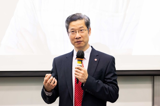 嶺大副校長（研究及創新）及唐天燊機器學習講座教授姚新教授致歡迎辭。