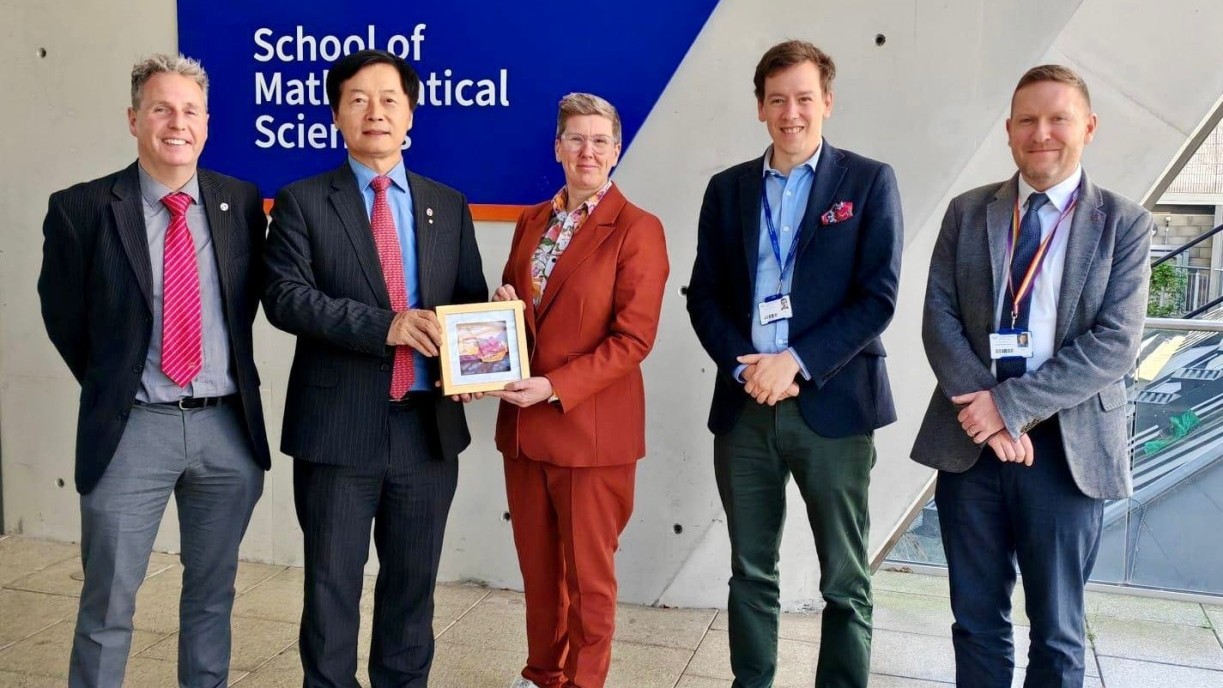 President S. Joe Qin and Prof Bradley R. Barnes meet with Prof Frances Bowen, Vice-Principal for Humanities and Social Sciences, and other colleagues from Queen Mary University of London. The meeting focuses on potential dual degree programmes in business, humanities and social science, as well as student exchange opportunities (From left: Prof Bradley R. Barnes, President S. Joe Qin, Prof Frances Bowen, Dr Matthieu Burnay and Mr Ceri Bevan).