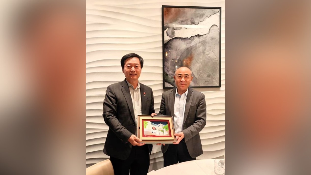 President S. Joe Qin (left) meets with Mr Ding Mingqin (right), Minister Counsellor for Science and Technology Affairs of China's Embassy in the United Kingdom.