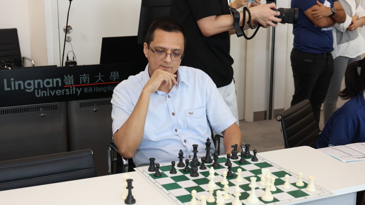 Mr Everado Blanco Livera, PhD student at Lingnan University, playing in the chess exhibition match.