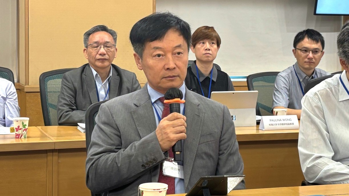 Prof S. Joe Qin, President and Wai Kee Kau Chair Professor of Data Science of Lingnan University, delivers a speech.