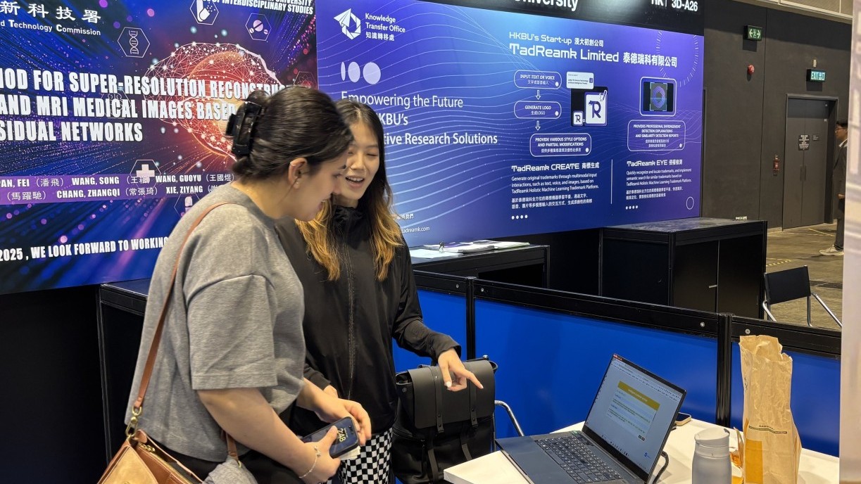 Dai Jinyao introduces "LSTM and Adaptive Rule-Based Fusion Intelligent Customer Service Robot".