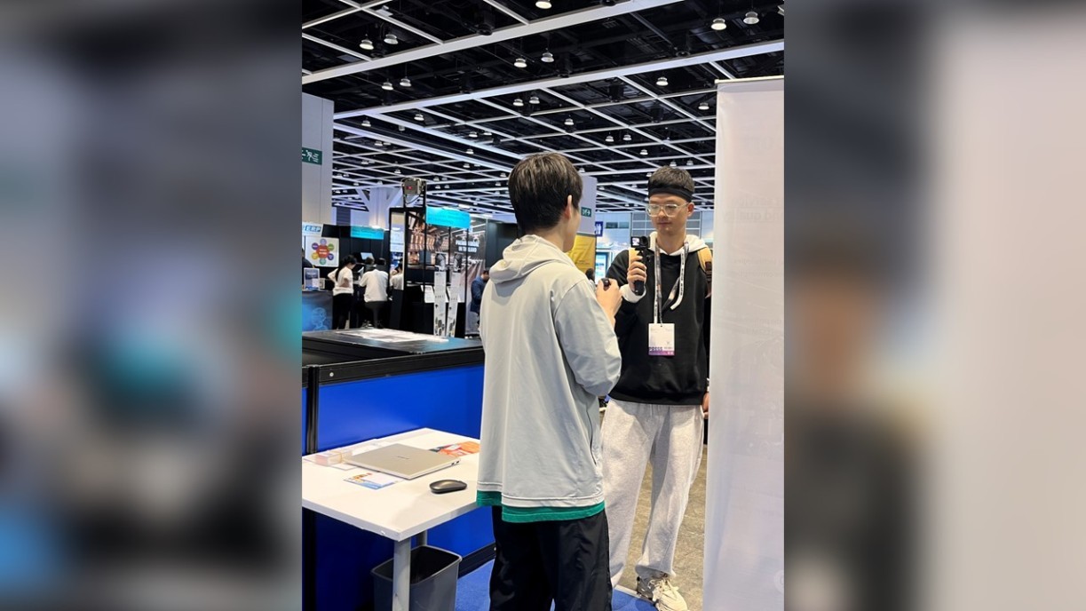 Zhang Zhen being interviewed.