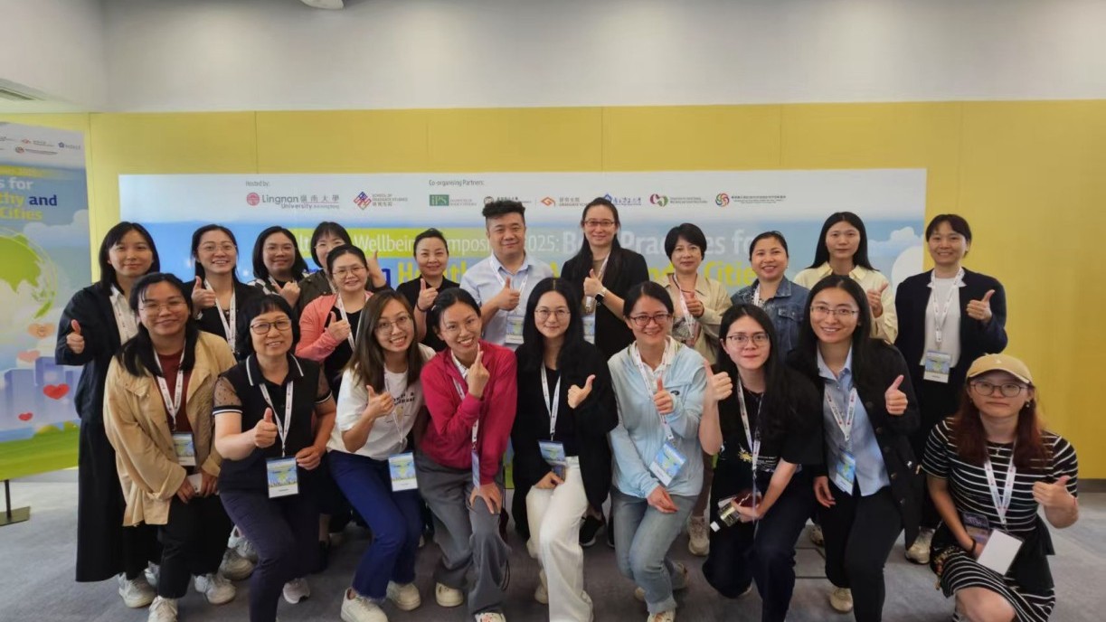 Representatives from elderly care institutions attend the symposium, and discuss their hands-on experiences in community and home-based elderly care with scholars and practitioners from different countries.