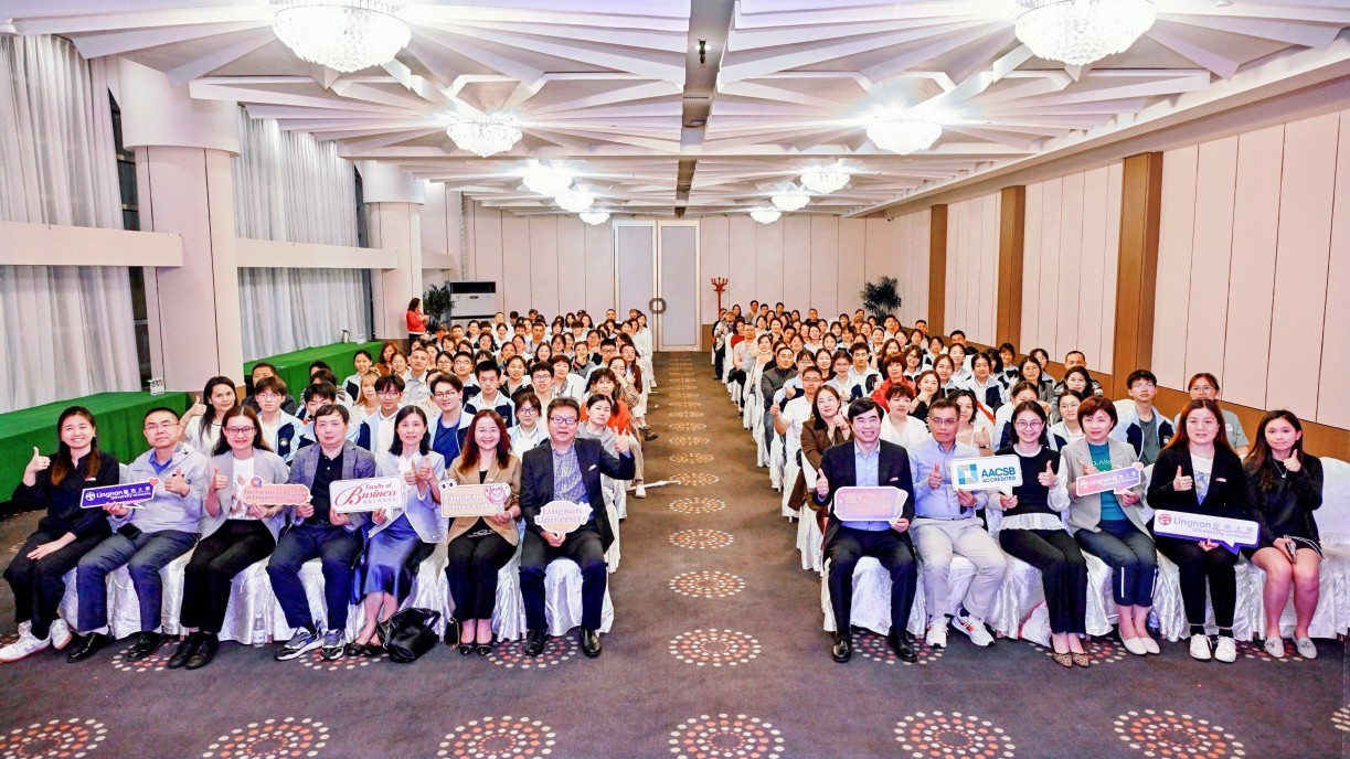 In the off-campus admission talks, the delegation provides comprehensive information on application procedures, career prospects, and admission policies, addressing the concerns of students and parents, and explaining opportunities for studying in Hong Kong.