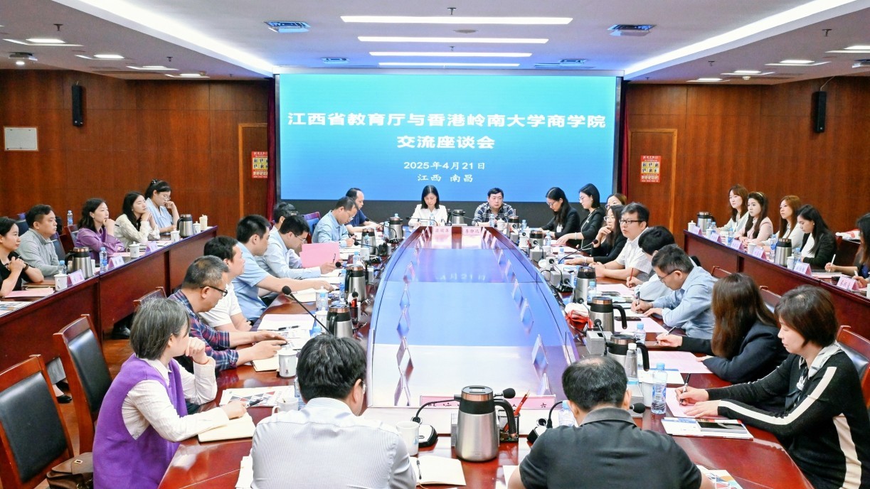 On 21 April, Prof Leng Mingming meets with representatives from the Education Department of Jiangxi Province, Nanchang University, Jiangxi University of Finance and Economics, and Jiangxi Normal University for an exchange of views on talent cultivation. 
