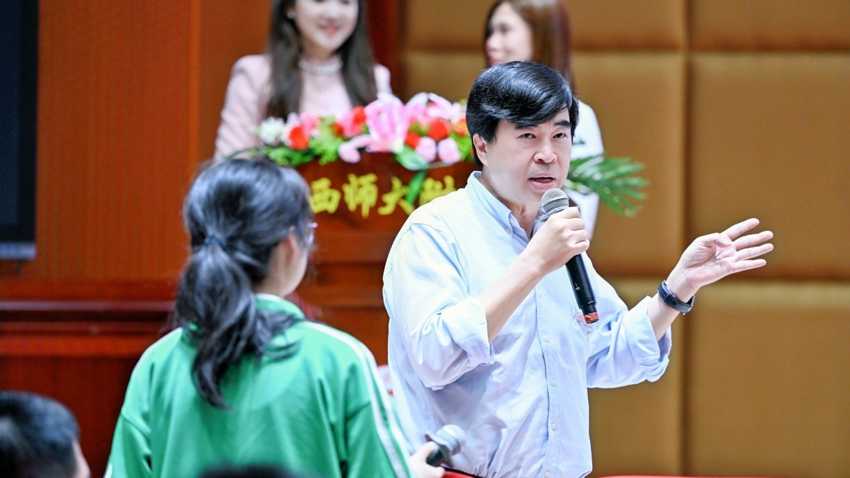 Students from the Attached High School of Jiangxi Normal University show keen interest in the faculty’s undergraduate programmes and inquire about programme admissions. 