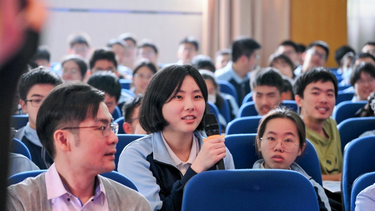 During the Q&A session, students from Jiujiang No.1 High School engage with the delegates from Lingnan University, exchanging views on programme choices, the campus environment, and scholarships.