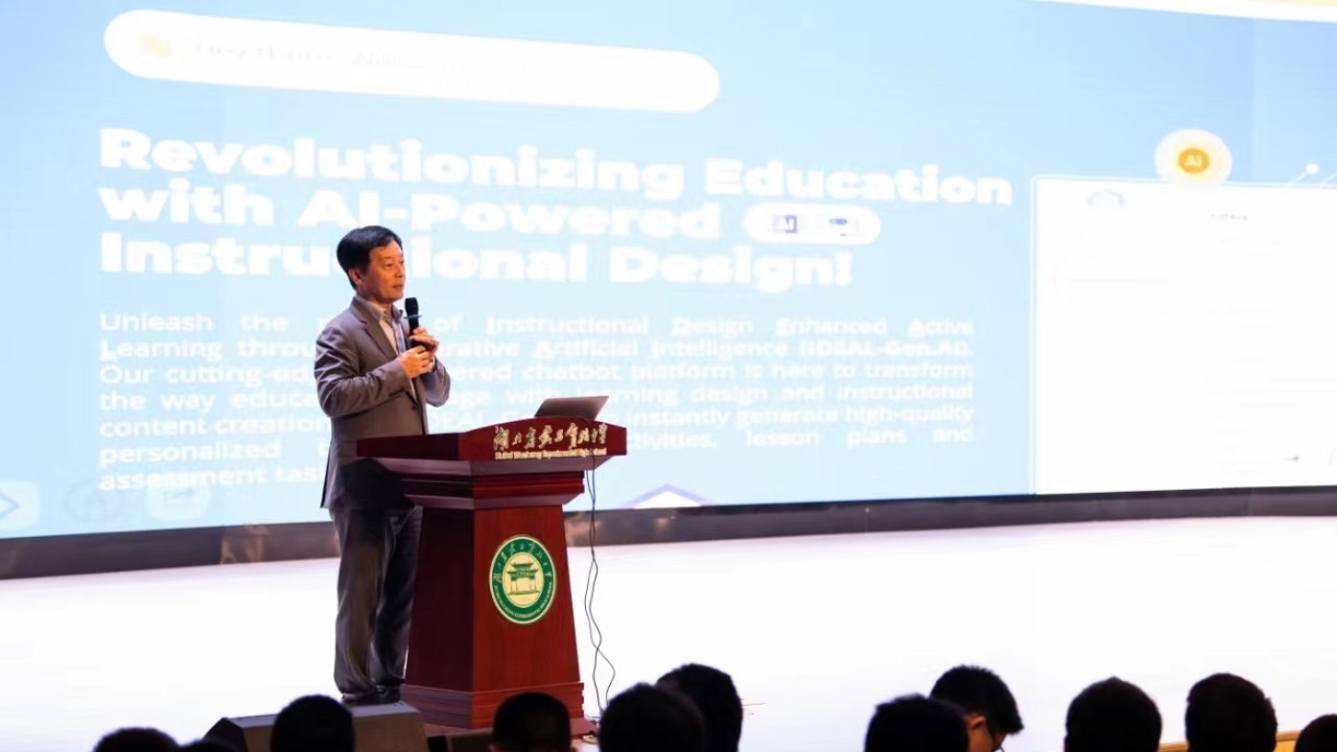 President Qin explains the development and applications of AI to teachers and students of Hubei Wuchang Experimental High School.