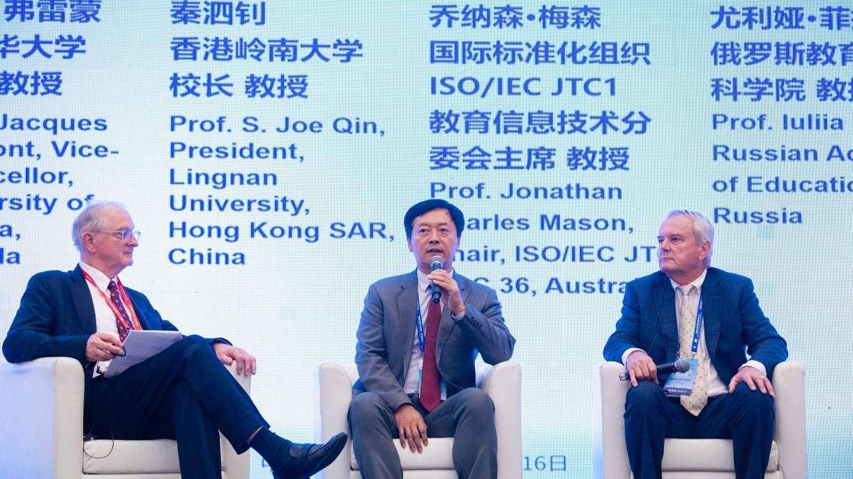 President Qin at the “Transformation of Teachers’ Roles and Enhancement of Abilities in the Intelligent Era” forum of the 2025 World Digital Education Conference.