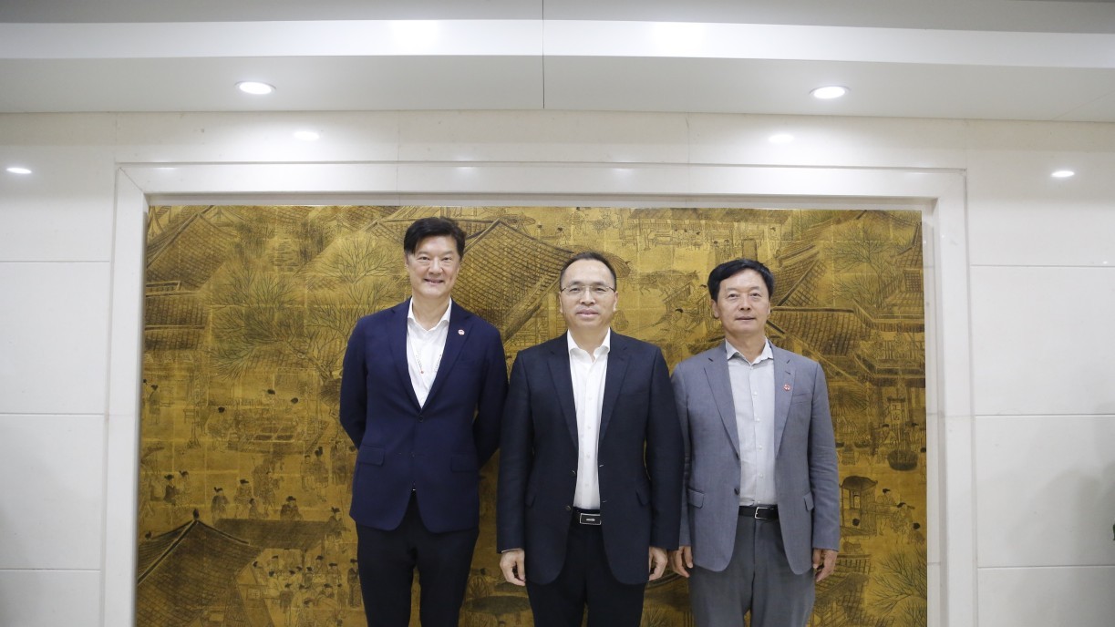 左起：嶺大校董會主席姚祖輝先生；教育部國際合作與交流司司長、港澳台辦公室主任楊丹；嶺大校長秦泗釗教授。