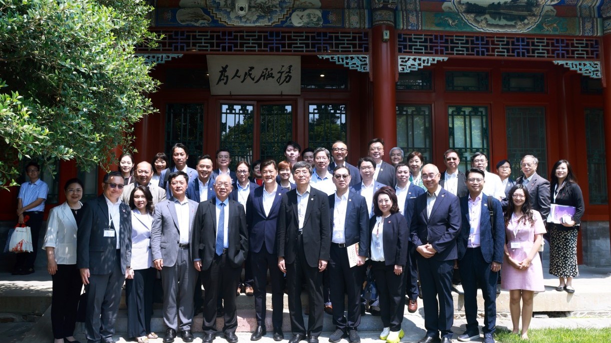 代表團訪問清華大學。