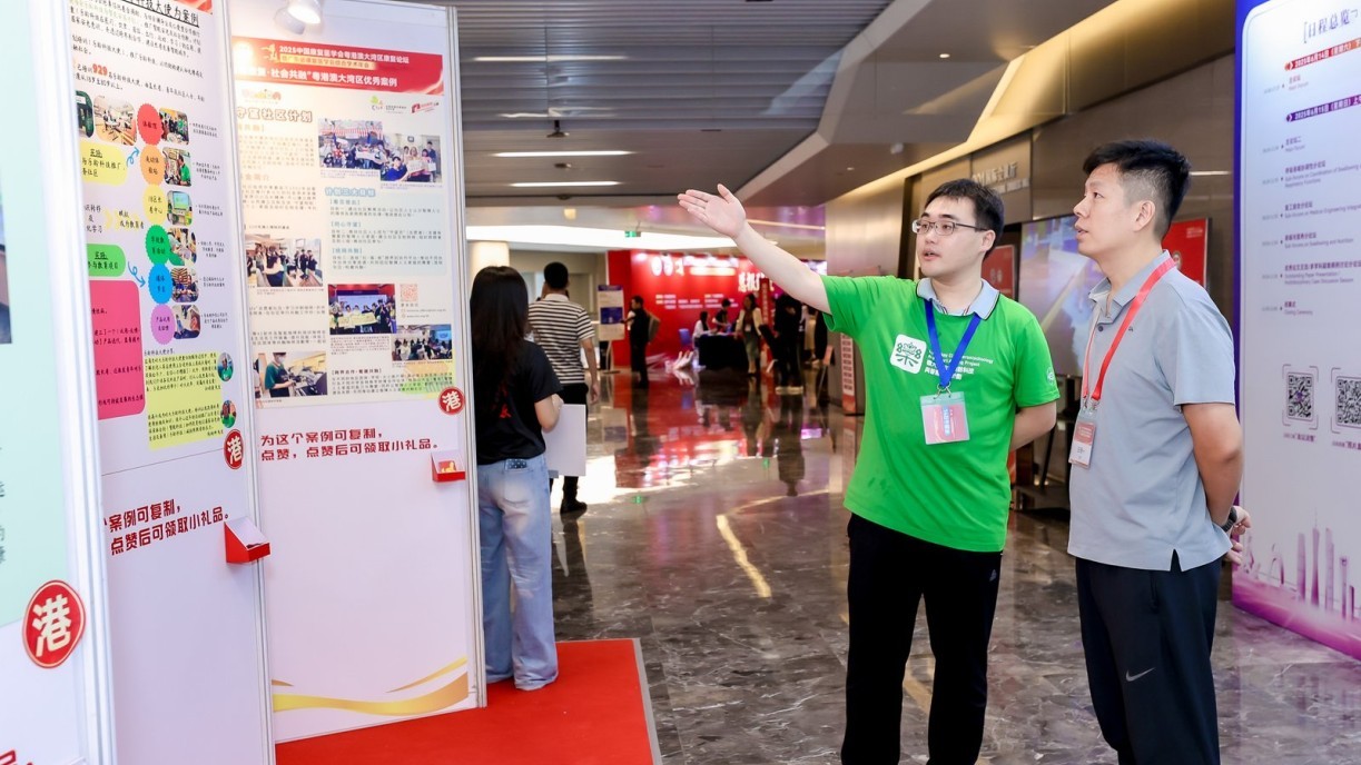 Gerontechnology ambassador Lin Anliang (left), describes Lingnan University’s projects to the guests.