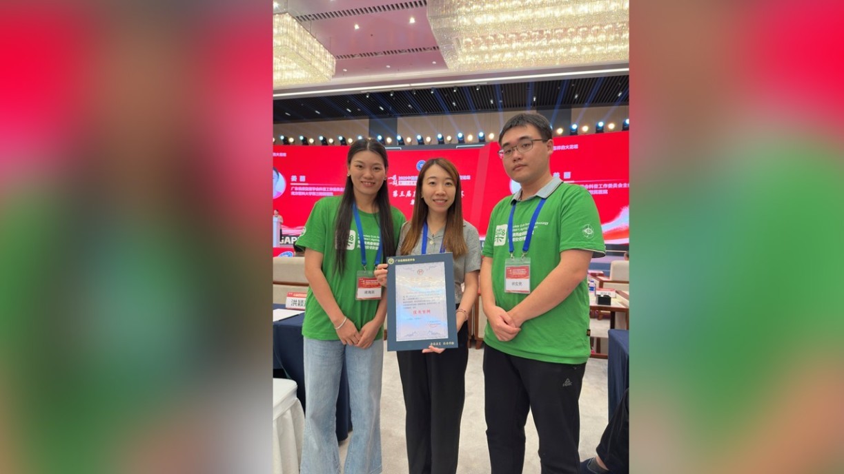 The Lingnan team receives the Outstanding Case Certificate (From left: Jiang Haiying, Dr. Chloe Siu, Lin Anliang).