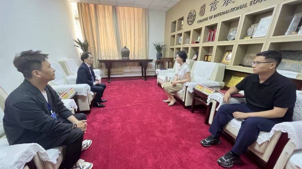Dr Zhou Bo discusses cooperation on behalf of the Chinese Language Education and Assessment Centre at Lingnan University with the administration of the School of International Education at Shandong University.