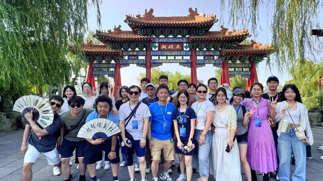 Students in front of the Daming Lake (大明湖) Archway, a local landmark.