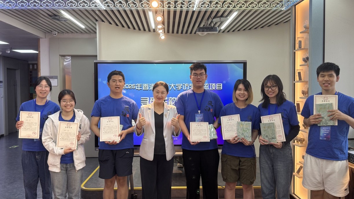Students receive Completion Certificates and Best Creation Awards at the graduation ceremony.