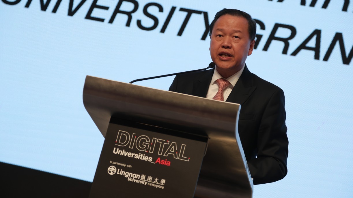 Mr Tim Lui, Chairman of the University Grants Committee, delivers a speech. 