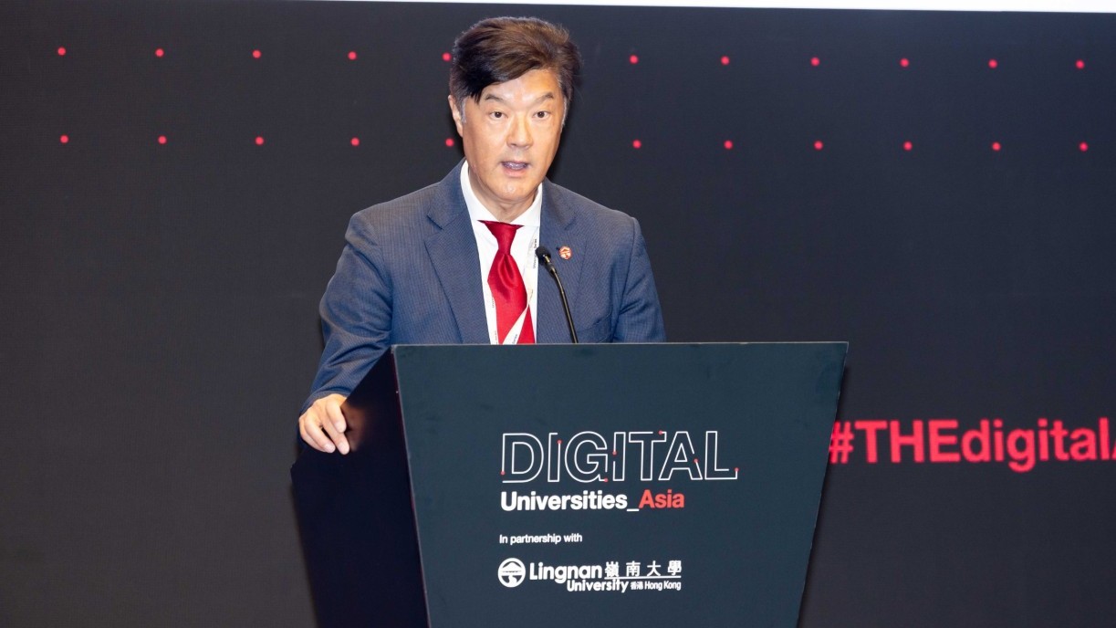 Mr Andrew Yao Cho-fai, Council Chairman of Lingnan University, delivers a speech.