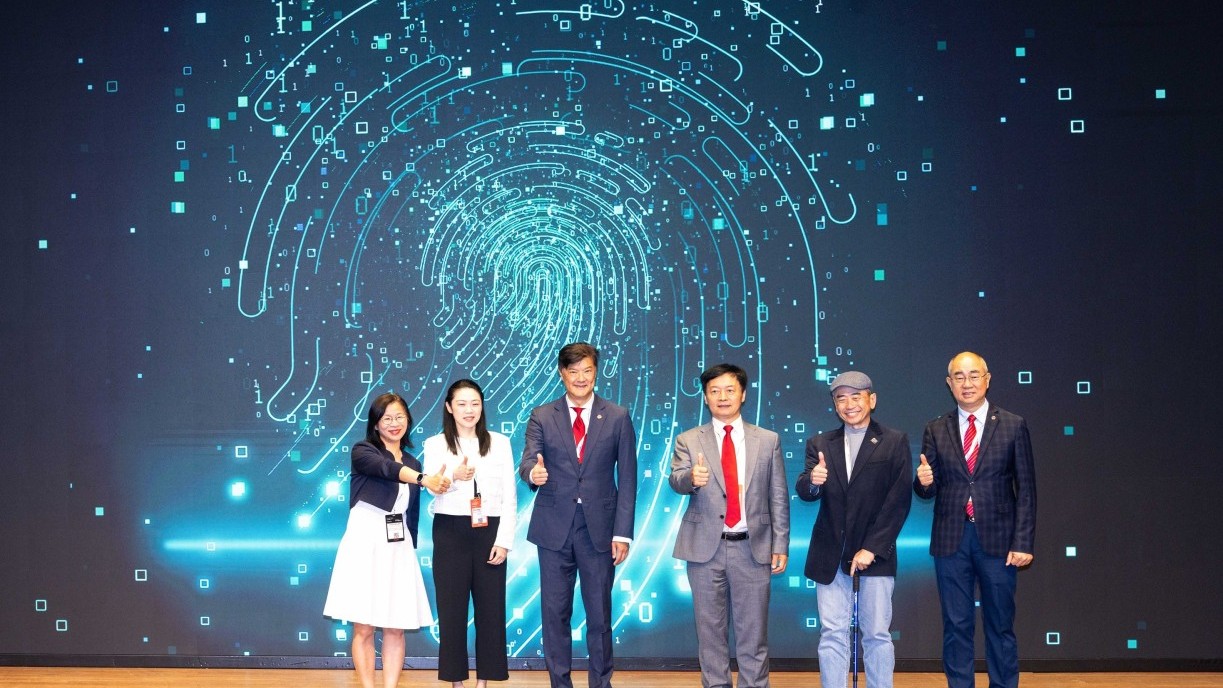Opening ceremony of the Lingnan HPC NexT Data Centre. (From left: Dr Louisa Lam, Chief Information Officer and University Librarian of Lingnan University, Ms Dorothy Tong, Honorary Secretary of Lingnan Education Organization, Mr Andrew Yao Cho-fai, Council Chairman of Lingnan University, Prof S. Joe Qin, President of Lingnan University, Dr Simon See, Global Head of the NVIDIA AI Technology Center, Prof Raymond Chan Hon-fu, Vice-President (Academics) cum Provost of Lingnan University)