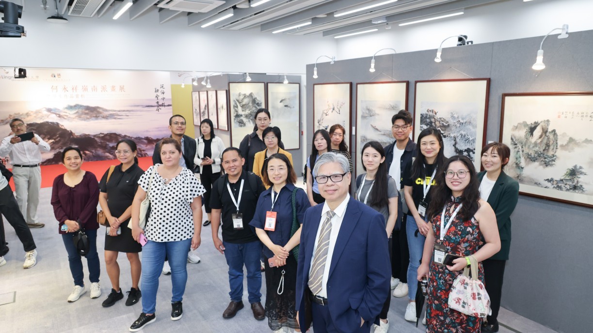 亞洲數碼大學峰會專家參觀嶺南派畫展,感受中華文化藝術教育力量。