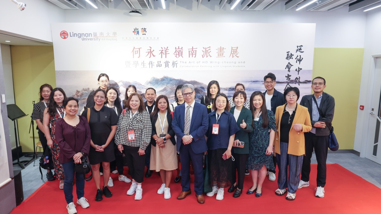 亞洲數碼大學峰會專家參觀嶺南派畫展,感受中華文化藝術教育力量。