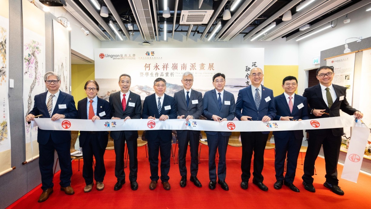 嶺大舉辦「何永祥嶺南派畫展暨學生作品賞析」開幕典禮,主禮嘉賓合照。(左起:何永祥先生、羅林渭先生、呂岳枝先生、林世雄先生、吳志華博士、高永文醫生、陳漢夫教授、符展成先生、彭一邦博士)