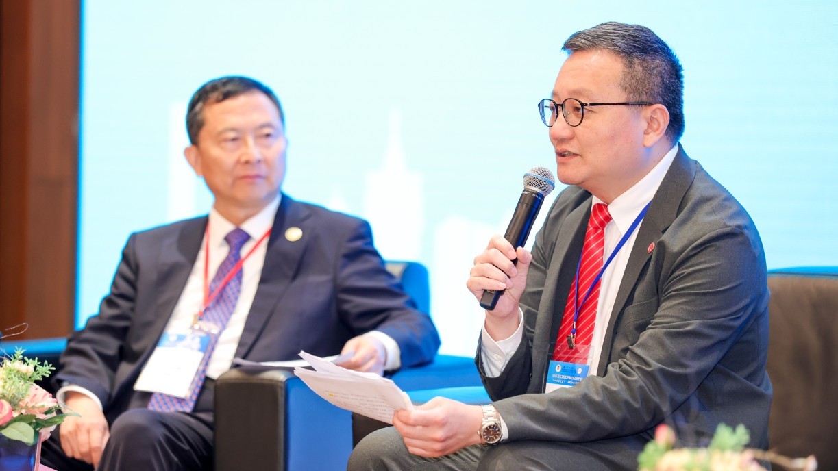 Mr Ernest Chan, Vice-President (Administration) (right) highlights Lingnan University’s achievements from three key perspectives: cross-border integration, educational cooperation, and global innovation.