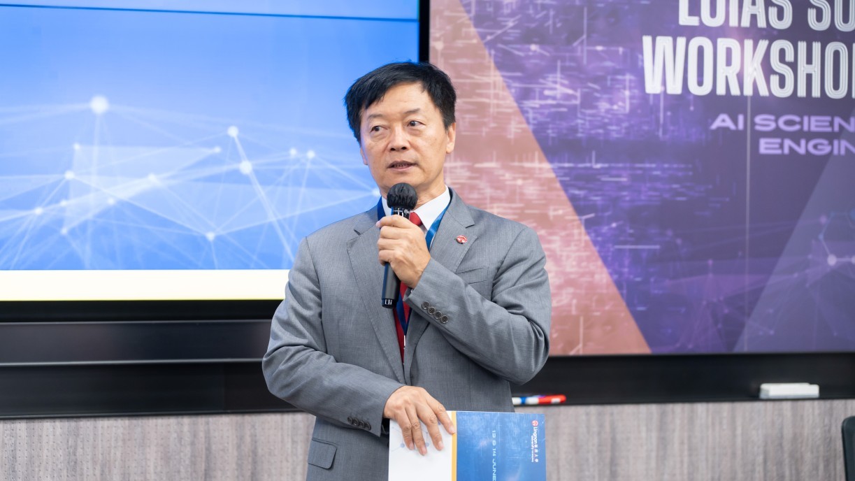 President Qin delivers a speech.