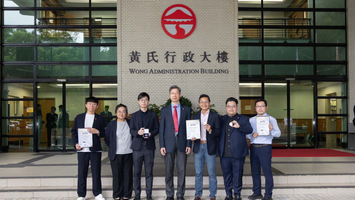 服务研习处及创业行动总监高永贤教授(右三)及其团队与副校长(研究及创新)及唐天燊机器学习讲座教授姚新教授(左四)合照。