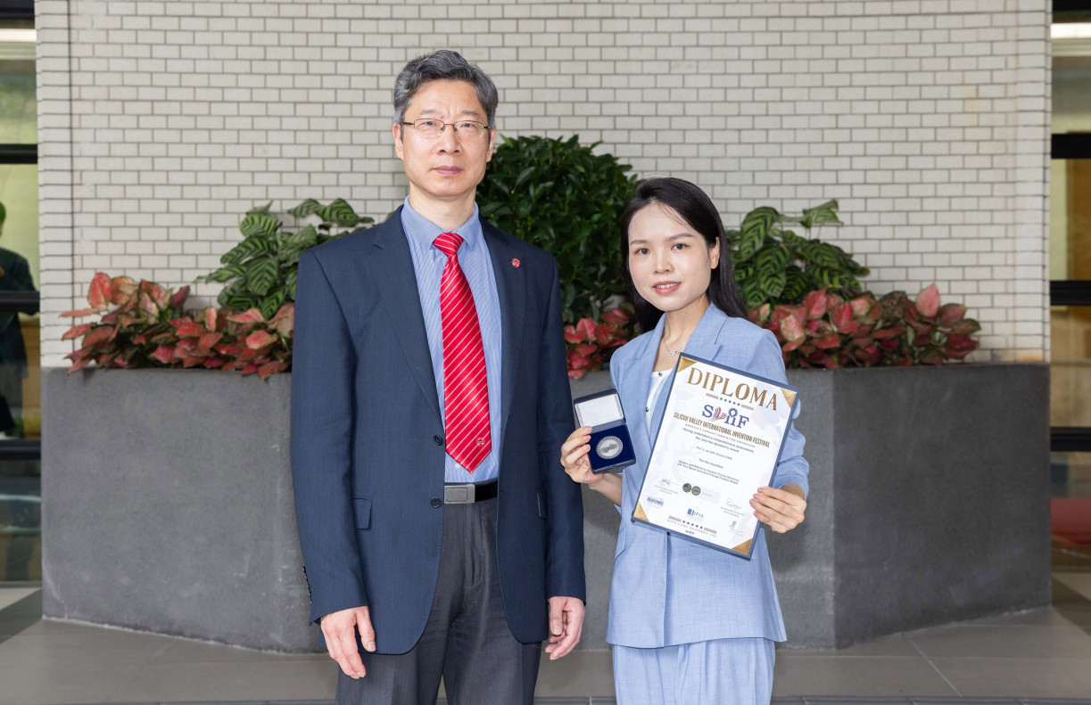 左起:副校长(研究及创新)及唐天燊机器学习讲座教授姚新教授、数据科学学院人工智能学部哲学博士生陈疏梅。