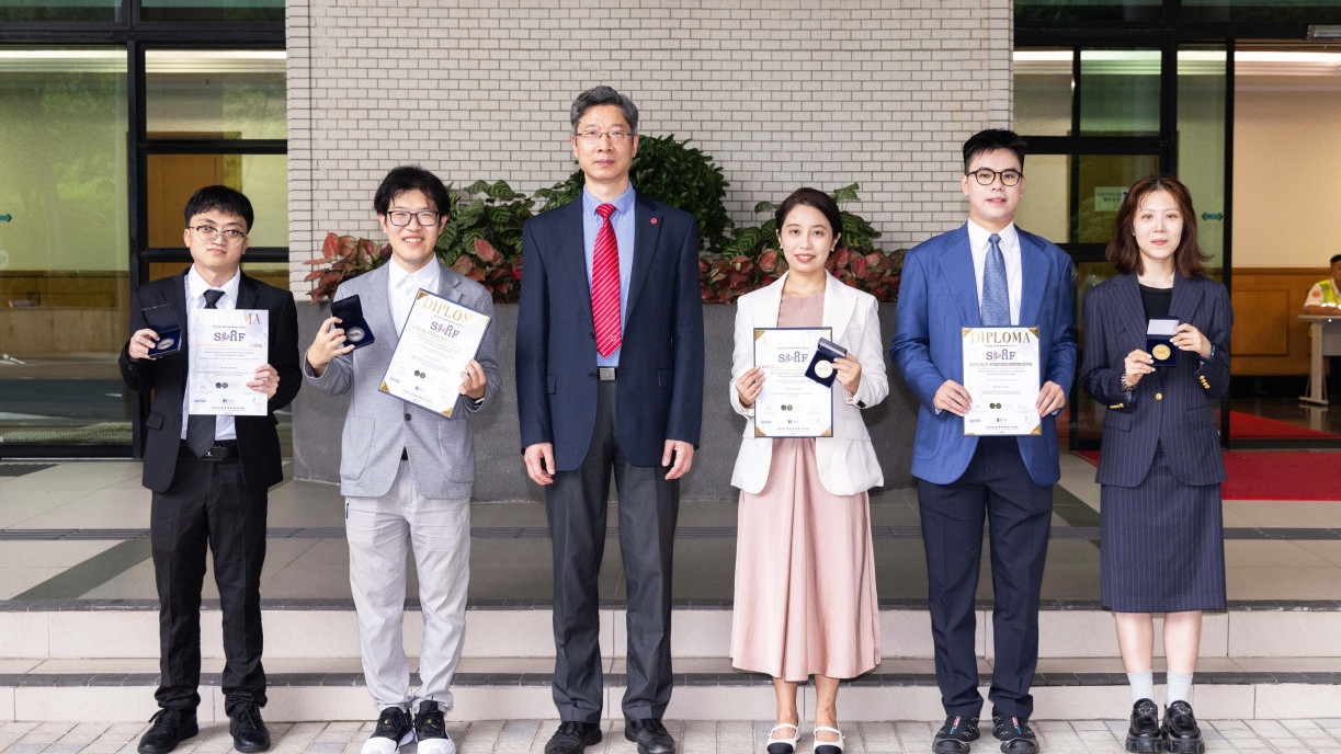 跨学科学院高级讲师职少华博士(右三)及其团队与副校长(研究及创新)及唐天燊机器学习讲座教授姚新教授(左三)合照。