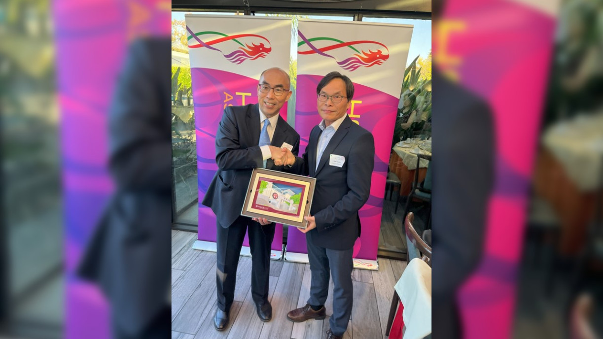左起:香港特别行政区驻三藩市经济贸易办事处处长张岱桢先生、岭大协理副校长(策略型研究)邝得互教授。