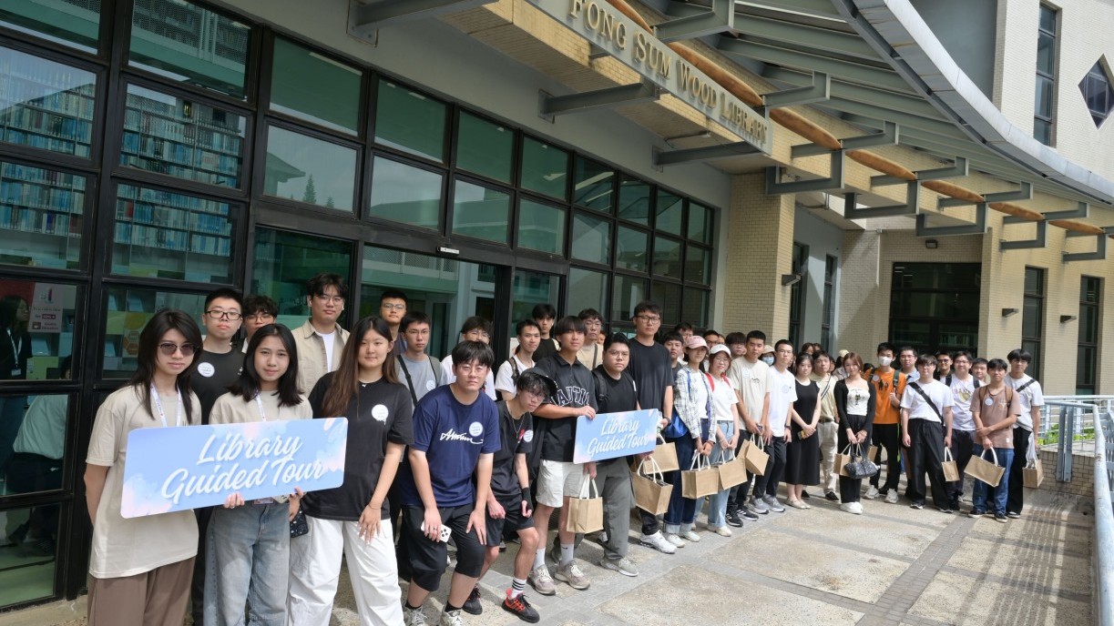 New students participate in the library’s guided tour.