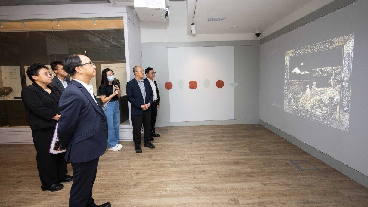 The delegation from Bauhinia Magazine tours the campus facilities and the Chamber of Young Snow Art Exhibition Hall.