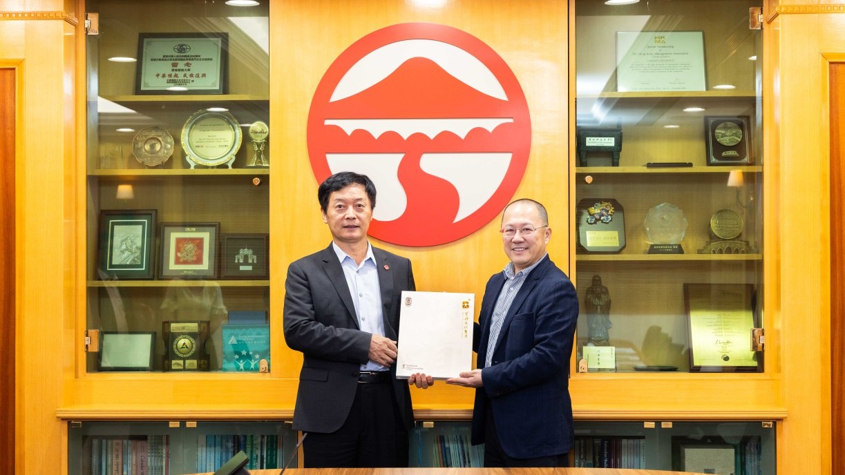 From left: Prof S. Joe Qin, President and Wai Kee Kau Chair Professor of Data Science of Lingnan University, and Mr Yuan Jian, Editor-in-Chief of Bauhinia Magazine.