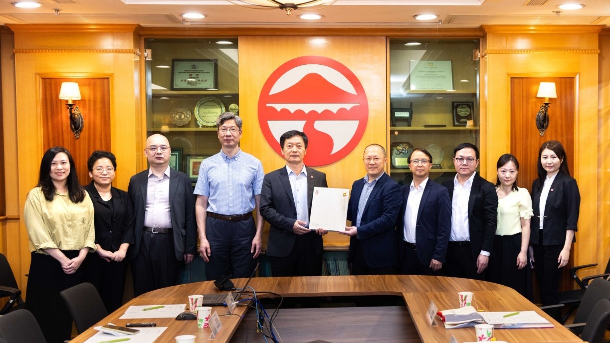 A delegation from Bauhinia Magazine visits Lingnan University’s Tuen Mun campus (From left: Ms Ivy Shen Tingting, Head of the Office of National Engagement of Lingnan University; Ms Wang Huijuan, Editor of Bauhinia Magazine; Prof Xie Haoran, Associate Dean of the School of Data Science; Prof Xin Yao, Vice-President (Research and Innovation); Prof S. Joe Qin, President and Wai Kee Kau Chair Professor of Data Science; Mr Yuan Jian, Editor-in-Chief of Bauhinia Magazine; Mr Richard Li Zhiming, Assistant Chief Editor; Mr Zhang Jingjing, Deputy Editor; Ms Blue Wong Tak-lam, Manager (Communications and Public Affairs) of the Office of Communications and Public Affairs of Lingnan University; and Ms Daisy Zhou Mengya, Senior Administrative Officer of the Office of National Engagement).
