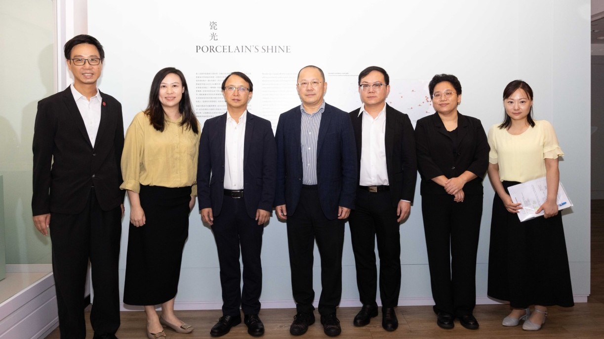The delegation from Bauhinia Magazine visits the campus facilities and the Chamber of Young Snow Art Exhibition Hall (From left: Mr Dennis Wong Chiu-lung, Director of Office of Campus Development and Management of Lingnan University; Ms Ivy Shen Tingting, Head of the Office of National Engagement; Mr Richard Li Zhiming, Assistant Chief Editor of Bauhinia Magazine; Mr Yuan Jian, Editor-in-Chief; Mr Zhang Jingjing, Deputy Editor; Ms Wang Huijuan, Editor; Ms Blue Wong Tak-lam, Manager (Communications and Public Affairs) of the Office of Communications and Public Affairs) of Lingnan University.