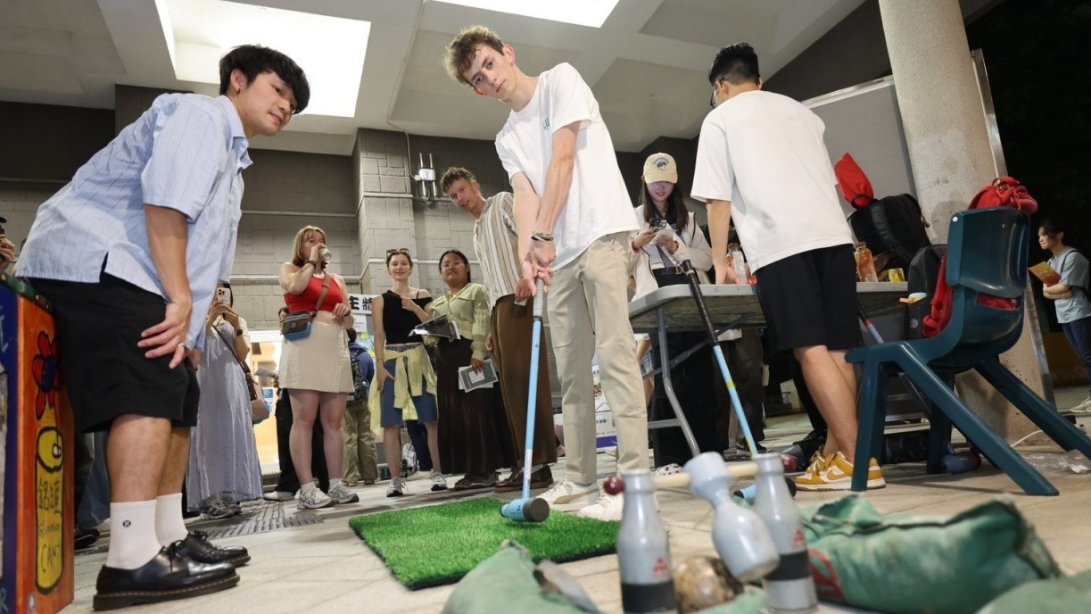 New students from overseas participate in the booth activities.