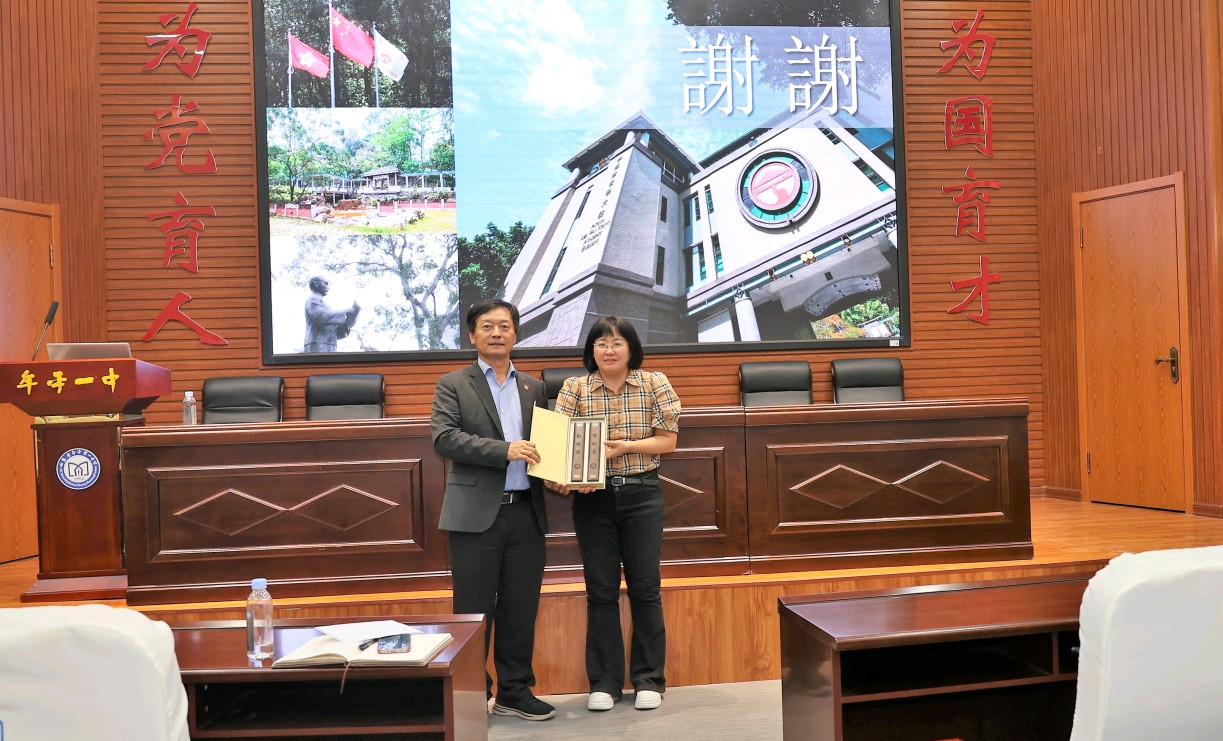 Prof S. Joe Qin (left), exchanges souvenirs with Ms Ju Jing, Party Secretary of the Shandong Muping No.1 Senior High School (right).