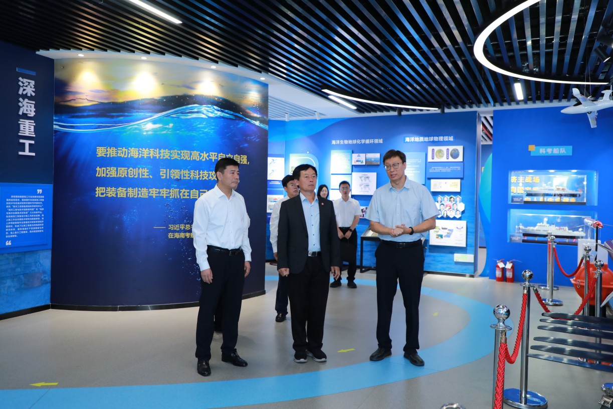 Prof S. Joe Qin (middle) visits the Ocean Science and Technology Achievement Exhibition of the Ocean University of China. 