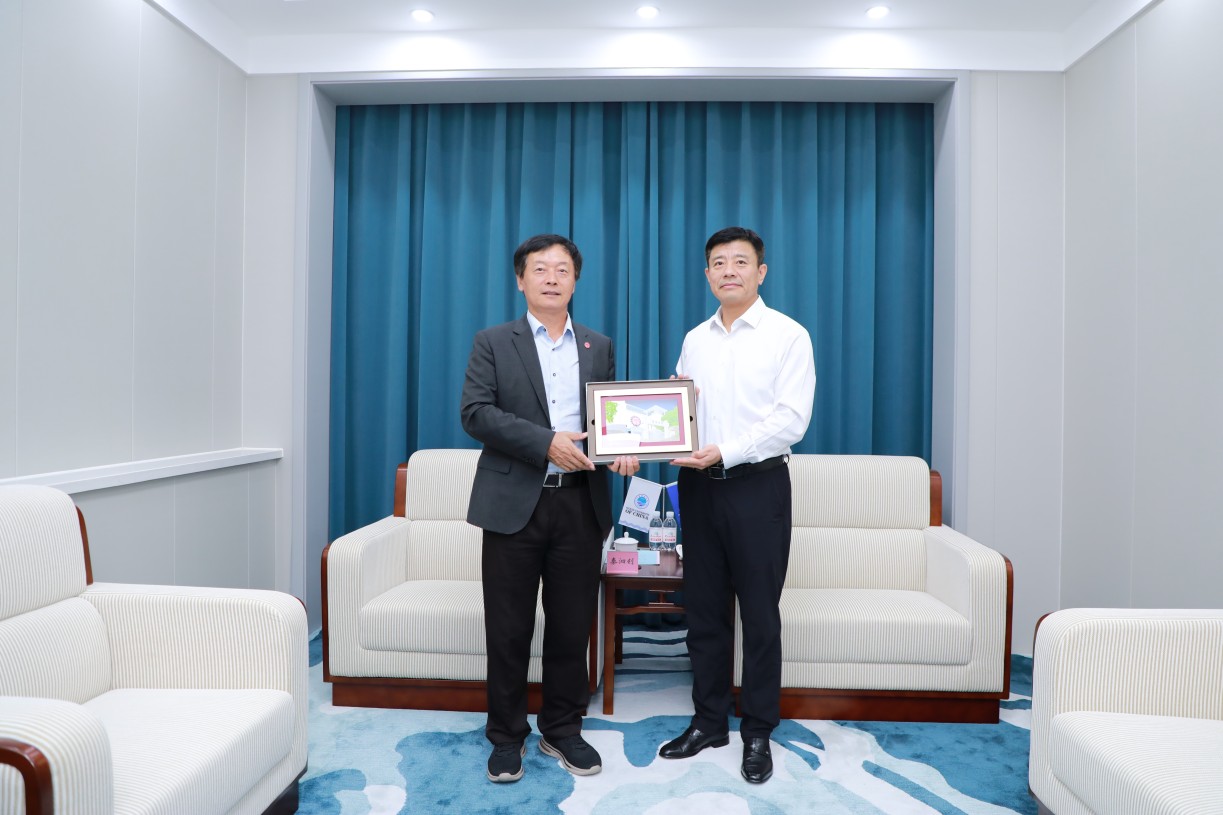 Prof S. Joe Qin, President and Wai Kee Kau Chair Professor of Data Science at Lingnan University (left), presents a souvenir to Mr Li Ming, Party Secretary of the Ocean University of China (right).