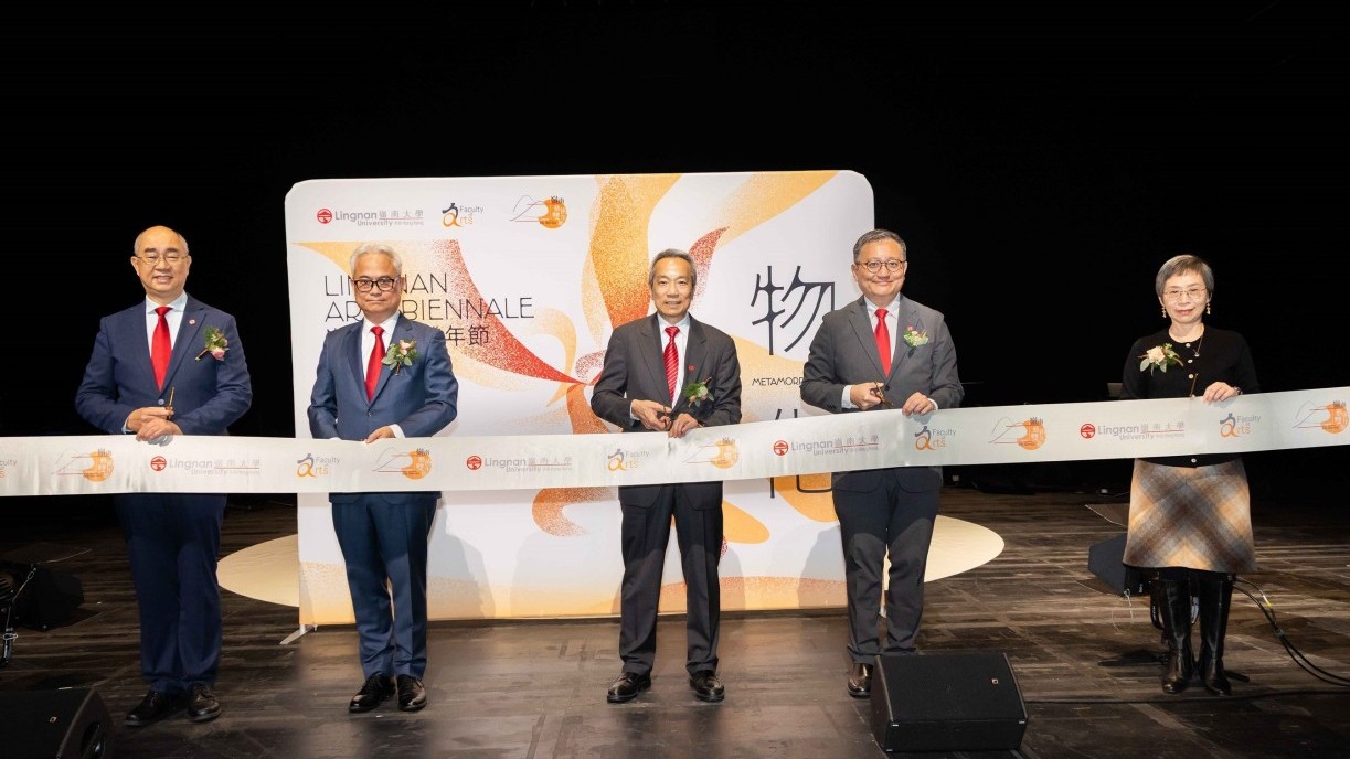 「嶺南藝術雙年節」開幕禮於西九文化區自由空間大盒舉行。左起:嶺大學術暨教務副校長及林文贊科學計算講座教授陳漢夫教授、諮議會主席黃志光博士、嶺南教育機構主席呂岳枝先生、副校長(行政)陳志民先生,以及文學院院長兼電影與創意產業研究中心主任、林黃耀華視覺研究講座教授葉月瑜教授。