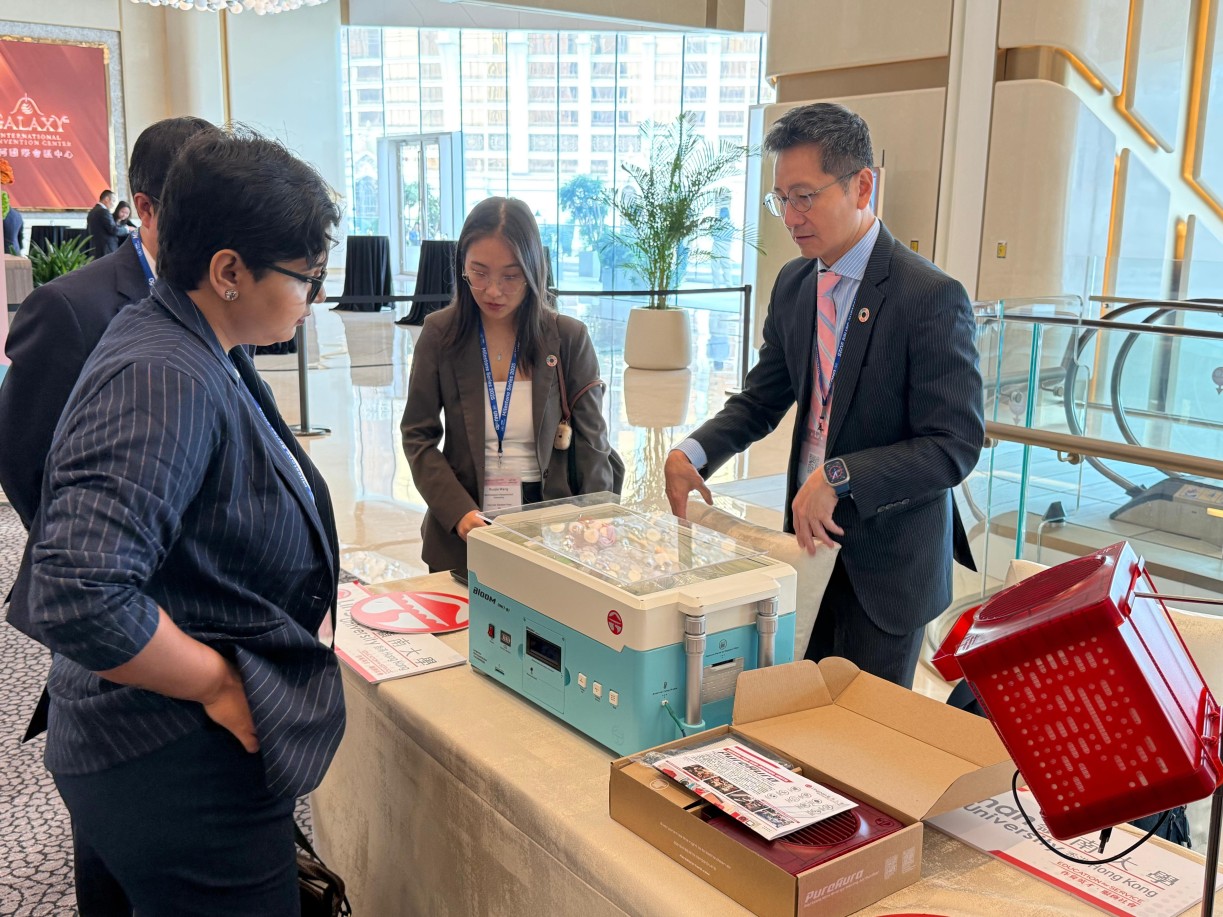 會議嘉賓了解聯合國嶺南大學人道創新及科技中心設計的嬰兒保溫箱。