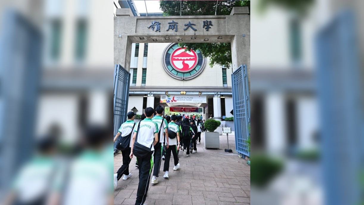 學生及家長參觀校園。