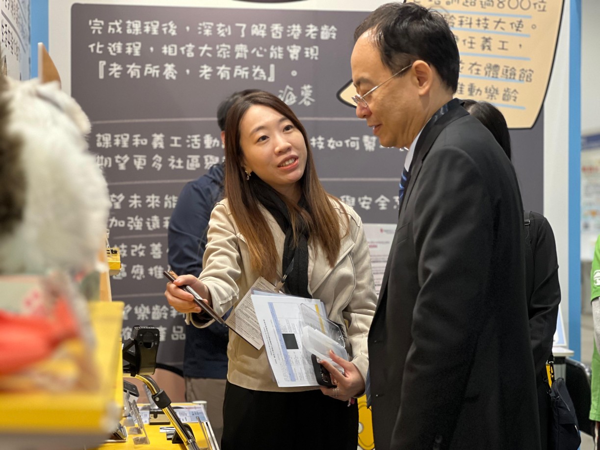蕭珮而博士向參觀者介紹展品。