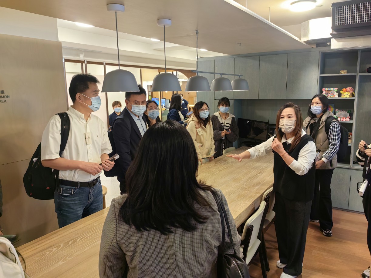代表團參觀仁濟醫院賽馬會護理安老院,交流長者友善居家設計及技術應用。