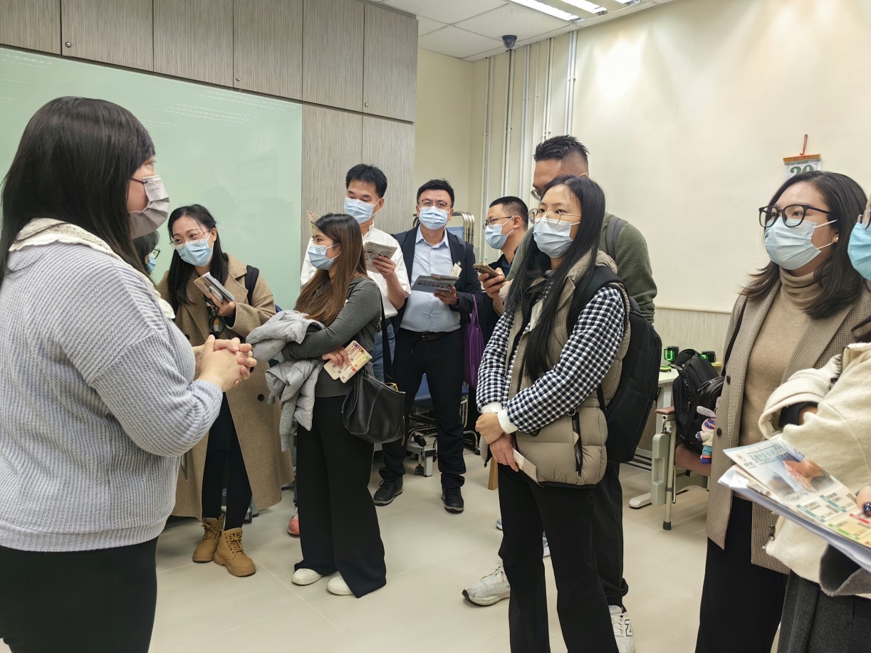 仁濟醫院陳馮曼玲睦鄰社區服務中心代表講解日間照顧服務。