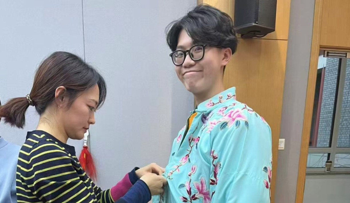 嶺南大學二年級學生張天朗:「這次北京之行,最讓我著迷的當屬京劇藝術。其將唱、念、做、打的精湛技藝完美融合,搭配華麗的服飾與生動的臉譜,不僅讓我體驗了一場感官盛宴,更讓我深切感受到中華傳統文化與語言藝術的深厚魅力。」