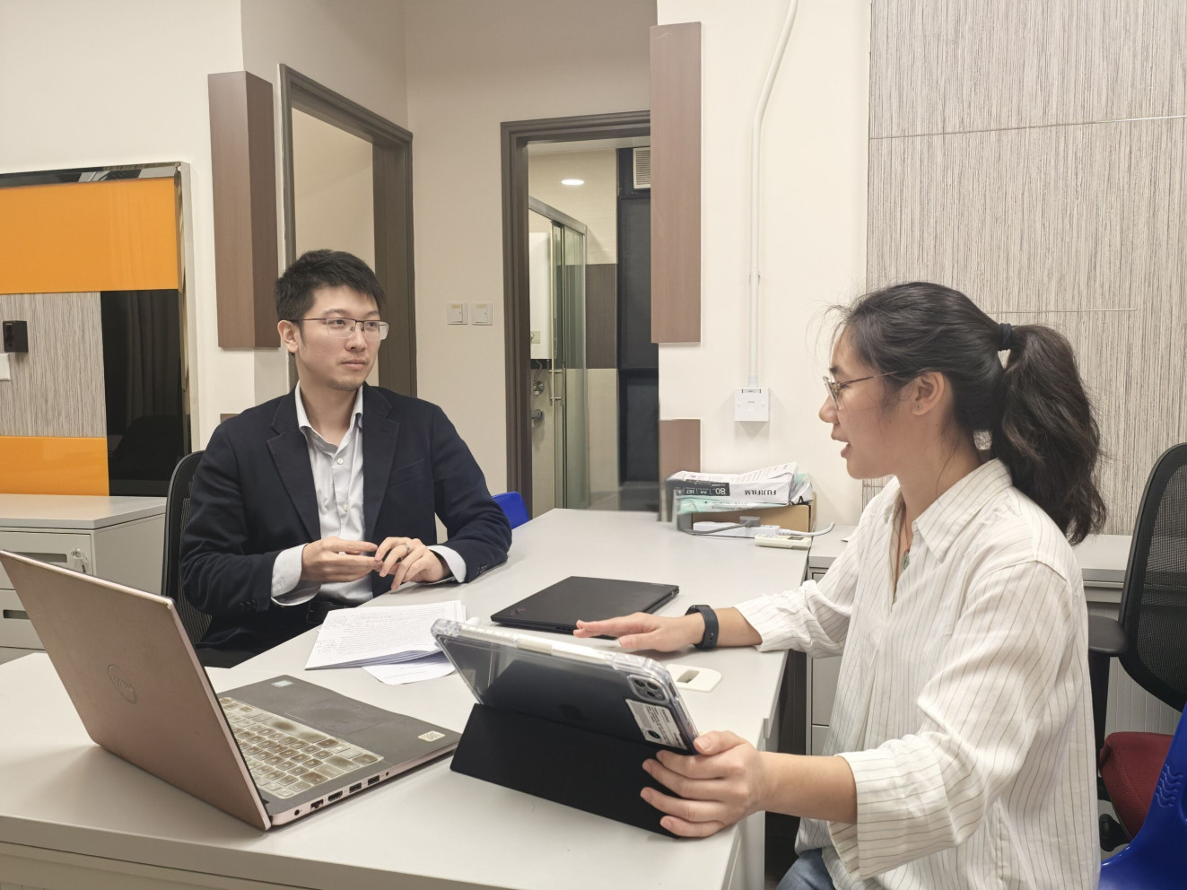 嶺大心理學系研究助理教授王化田教授(左)領導題為《主動工作與情緒智商:應對職場階級差異的關鍵》的研究發現,懂得在工作中主動尋找工作資源、願意學習,同時具備較高情商的員工,其工作表現與投入程度顯著較高。